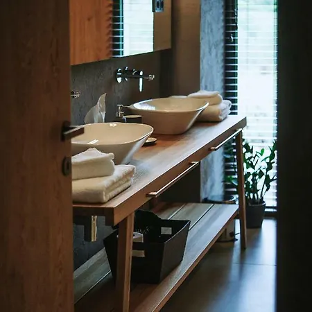 Lajver Borbirtok Hotel *